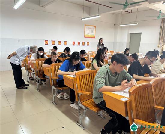 严考纪    正考风   促学风 2022-2023学年第二学期期末考试现场巡考 