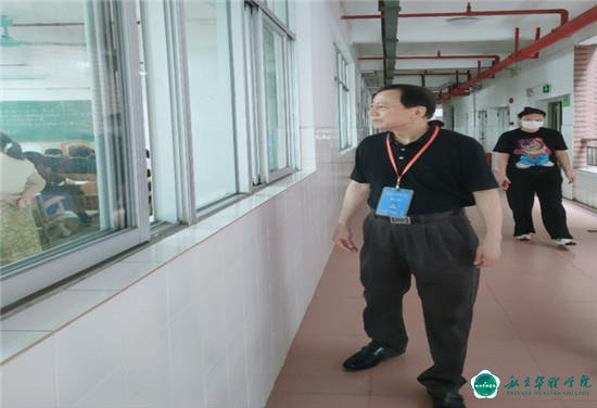 严考纪    正考风   促学风 2022-2023学年第二学期期末考试现场巡考 