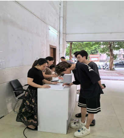  20小时抢修保供电    甘于奉献为学生