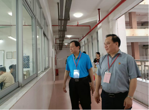 开学第一天 我校领导深入教学一线巡课