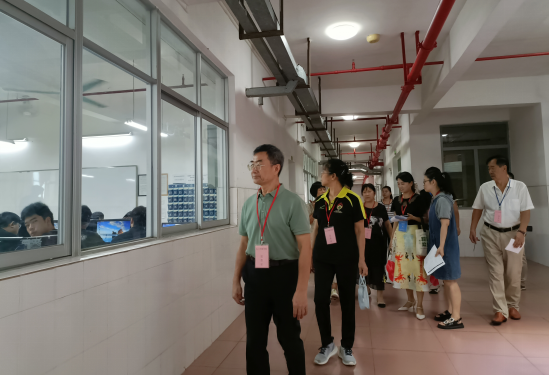 开学第一天 我校领导深入教学一线巡课