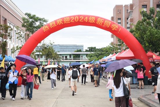 直击2024级新学子加入华联大家庭