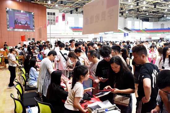 直击2024级新学子加入华联大家庭