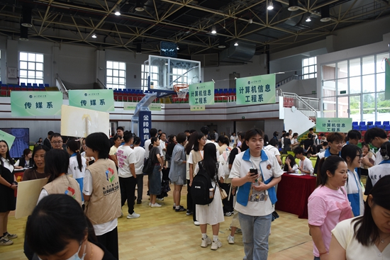 直击2024级新学子加入华联大家庭