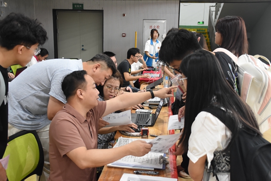 直击2024级新学子加入华联大家庭