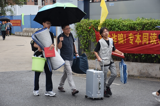 直击2024级新学子加入华联大家庭