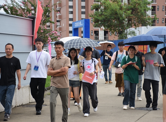 直击2024级新学子加入华联大家庭