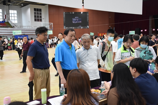 直击2024级新学子加入华联大家庭