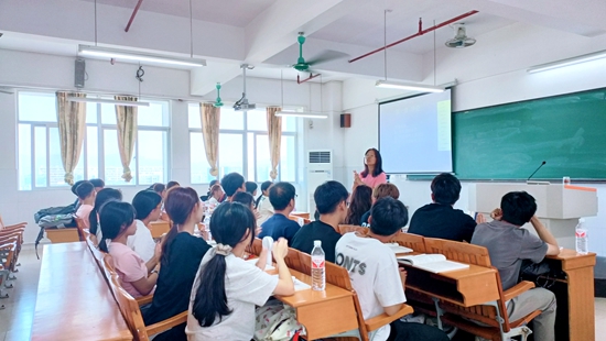 校领导巡查国庆假期返校第一天教学工作 校领导巡查国庆假期返校第一天教学工作