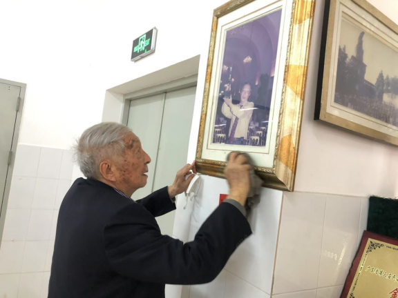 学雷锋日在行动   校史馆里的传承与担当