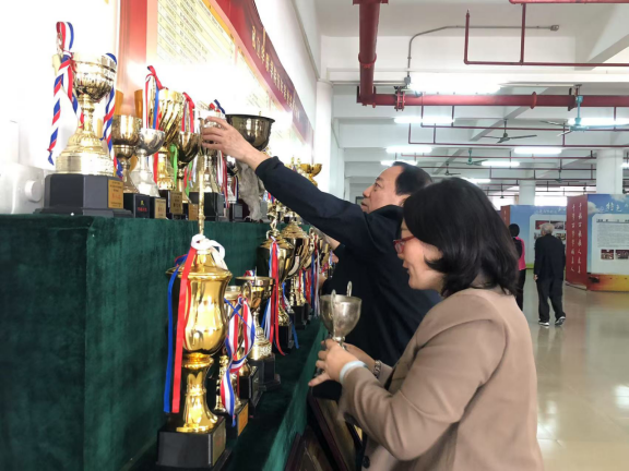 学雷锋日在行动   校史馆里的传承与担当