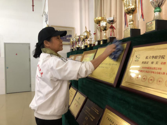 学雷锋日在行动   校史馆里的传承与担当