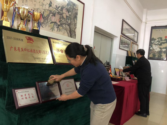 学雷锋日在行动   校史馆里的传承与担当