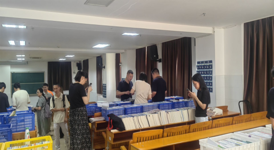 学校举办2025-2026学年第一学期优秀教材展览活动