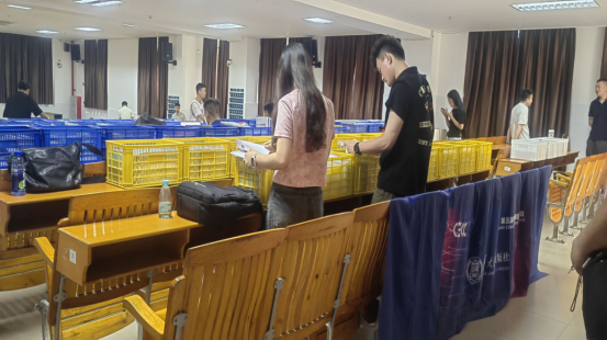 学校举办2025-2026学年第一学期优秀教材展览活动