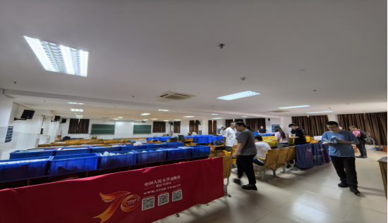 学校举办2025-2026学年第一学期优秀教材展览活动