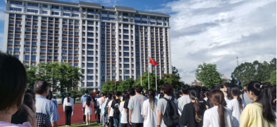 我校举行升旗仪式 ，庆祝建党104周年