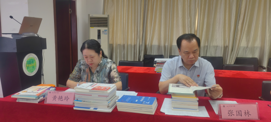 学校召开2025—2026学年第一学期教材选用审核会议