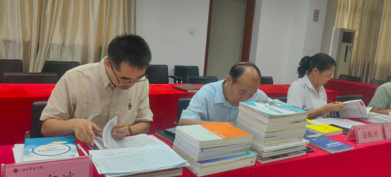 学校召开2025—2026学年第一学期教材选用审核会议