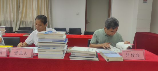 学校召开2025—2026学年第一学期教材选用审核会议