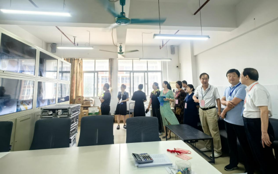 立足教学一线 深入课堂督导——新学期校领导开展听课巡查工作 立足教学一线 深入课堂督导——新学期校领导开展听课巡查工作