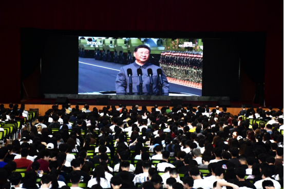 我校组织师生观看抗战胜利80周年阅兵仪式