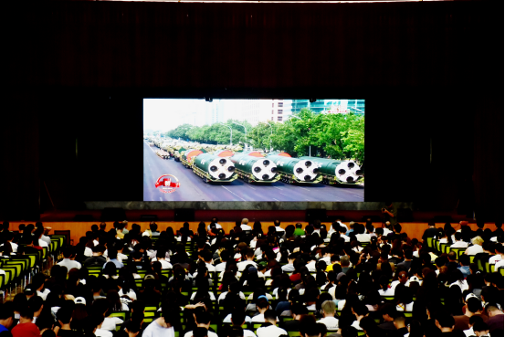 我校组织师生观看抗战胜利80周年阅兵仪式