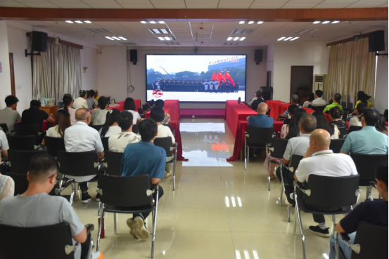 我校组织师生观看抗战胜利80周年阅兵仪式