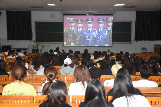我校组织师生观看抗战胜利80周年阅兵仪式