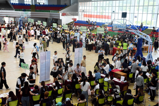  我在华联等你来！——直击2025级萌新入学