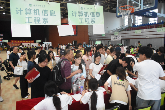  我在华联等你来！——直击2025级萌新入学