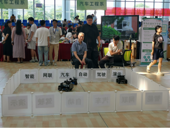  我在华联等你来！——直击2025级萌新入学