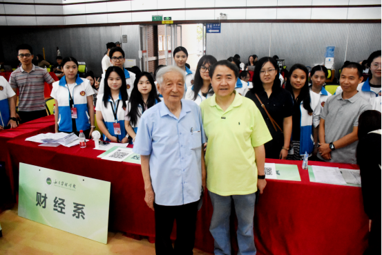  我在华联等你来！——直击2025级萌新入学