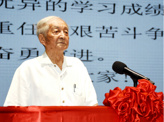 我校隆重举行2025级新生入学典礼暨军训动员大会