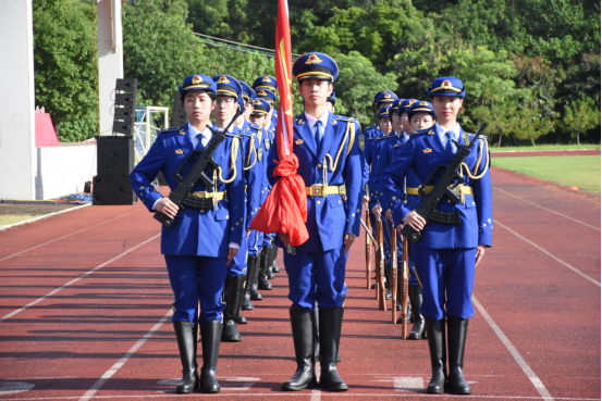 迷彩“点燃”青春—— 直击2025级新生军训成果汇报表演