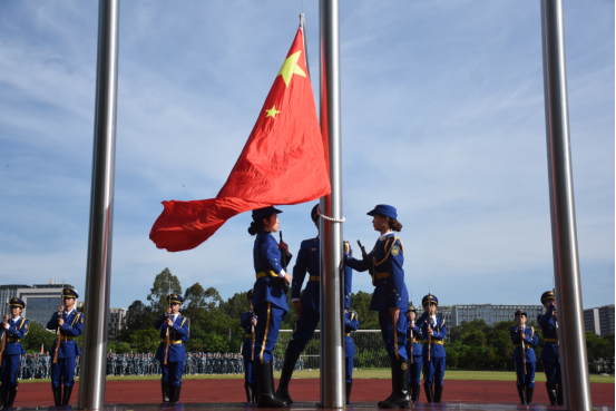 迷彩“点燃”青春—— 直击2025级新生军训成果汇报表演