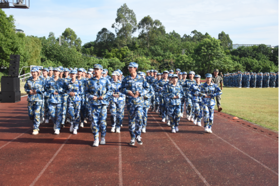 迷彩“点燃”青春—— 直击2025级新生军训成果汇报表演