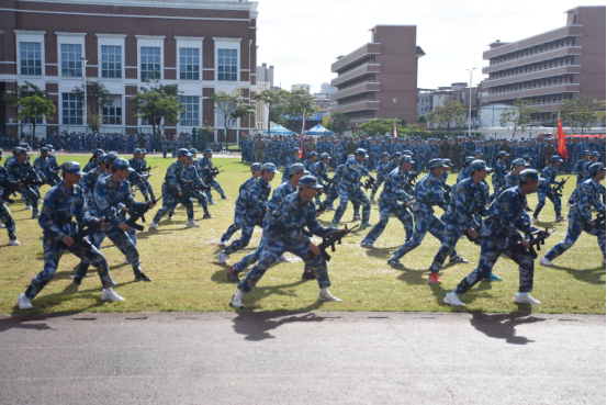 迷彩“点燃”青春—— 直击2025级新生军训成果汇报表演