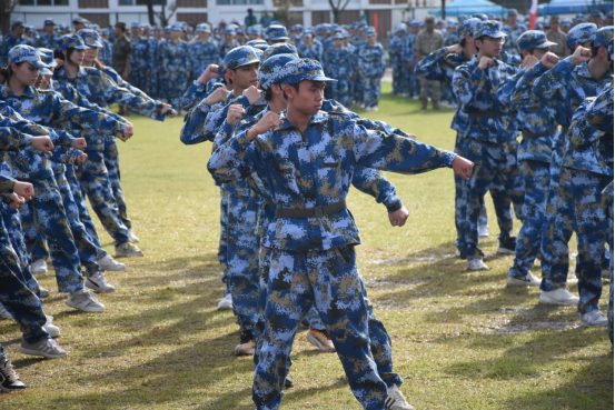迷彩“点燃”青春—— 直击2025级新生军训成果汇报表演