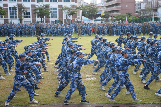 迷彩“点燃”青春—— 直击2025级新生军训成果汇报表演