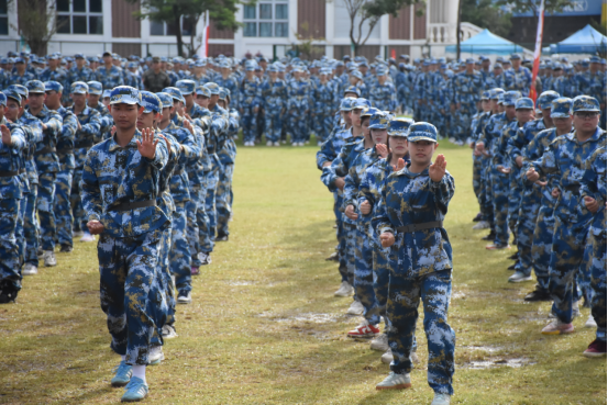 迷彩“点燃”青春—— 直击2025级新生军训成果汇报表演