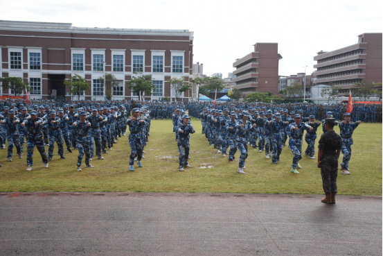 迷彩“点燃”青春—— 直击2025级新生军训成果汇报表演