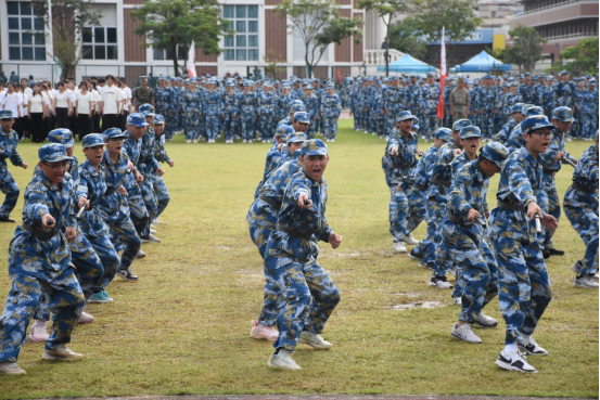 迷彩“点燃”青春—— 直击2025级新生军训成果汇报表演