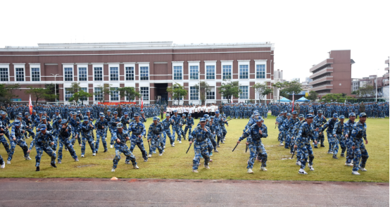 迷彩“点燃”青春—— 直击2025级新生军训成果汇报表演
