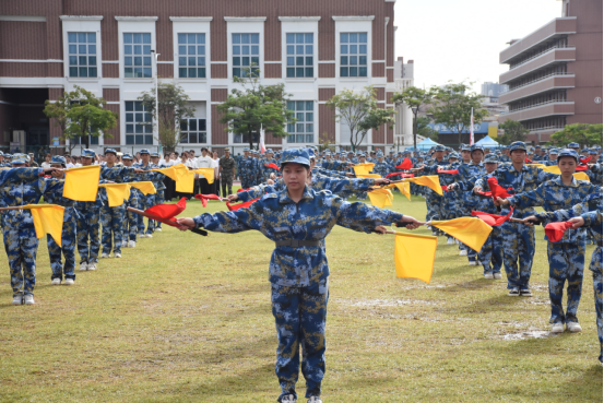 迷彩“点燃”青春—— 直击2025级新生军训成果汇报表演