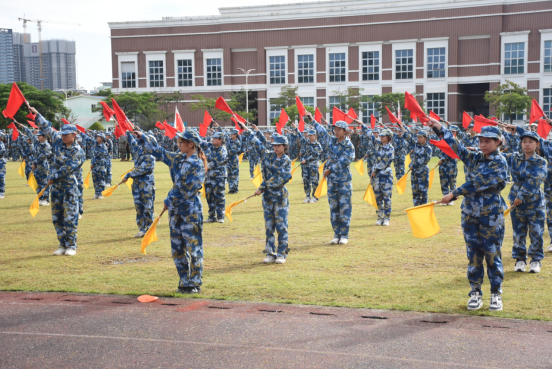 迷彩“点燃”青春—— 直击2025级新生军训成果汇报表演