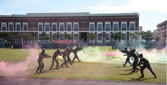 迷彩“点燃”青春—— 直击2025级新生军训成果汇报表演