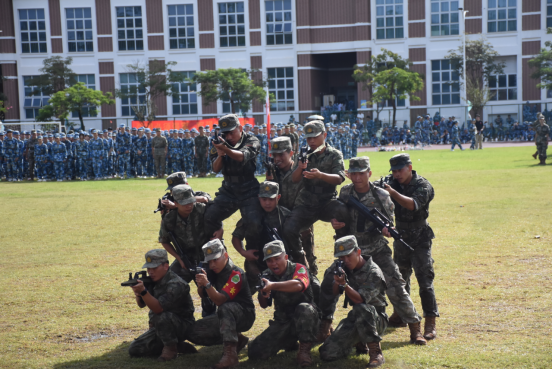 迷彩“点燃”青春—— 直击2025级新生军训成果汇报表演