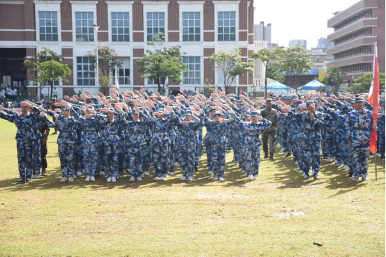 迷彩“点燃”青春—— 直击2025级新生军训成果汇报表演