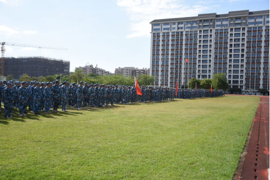 迷彩“点燃”青春—— 直击2025级新生军训成果汇报表演